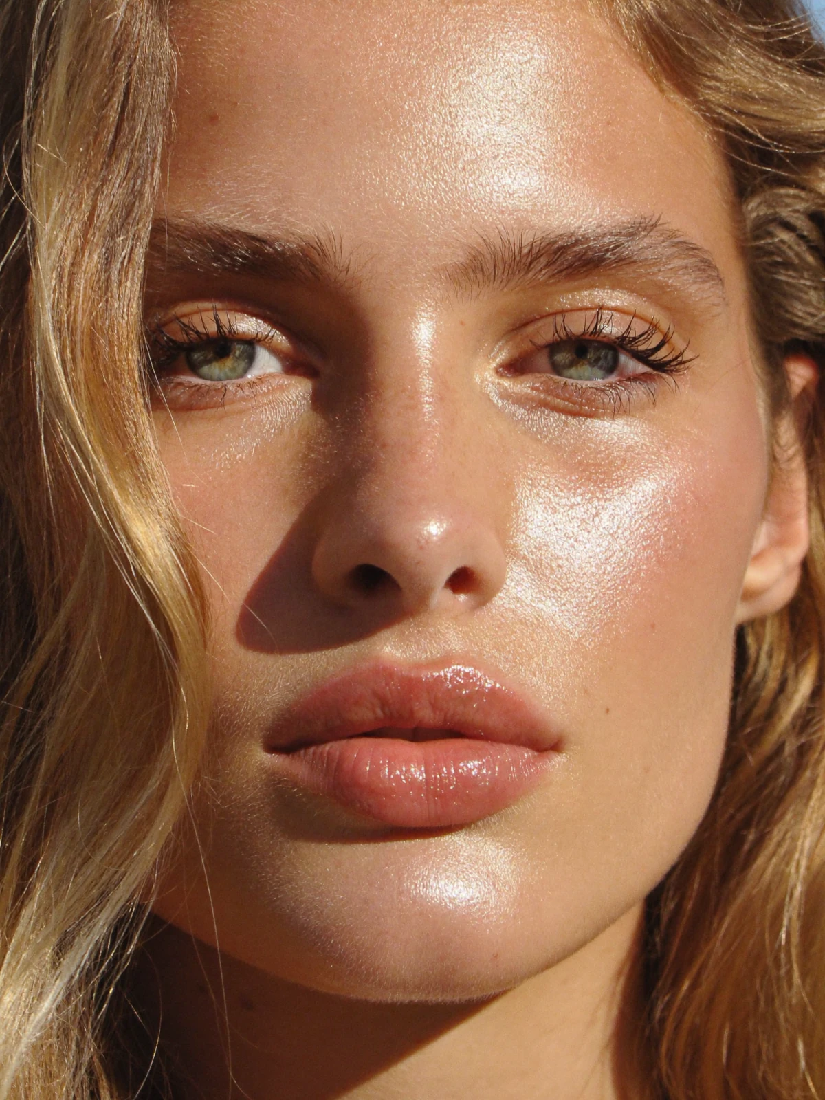 Ritratto beauty al sole, pelle e luce naturale