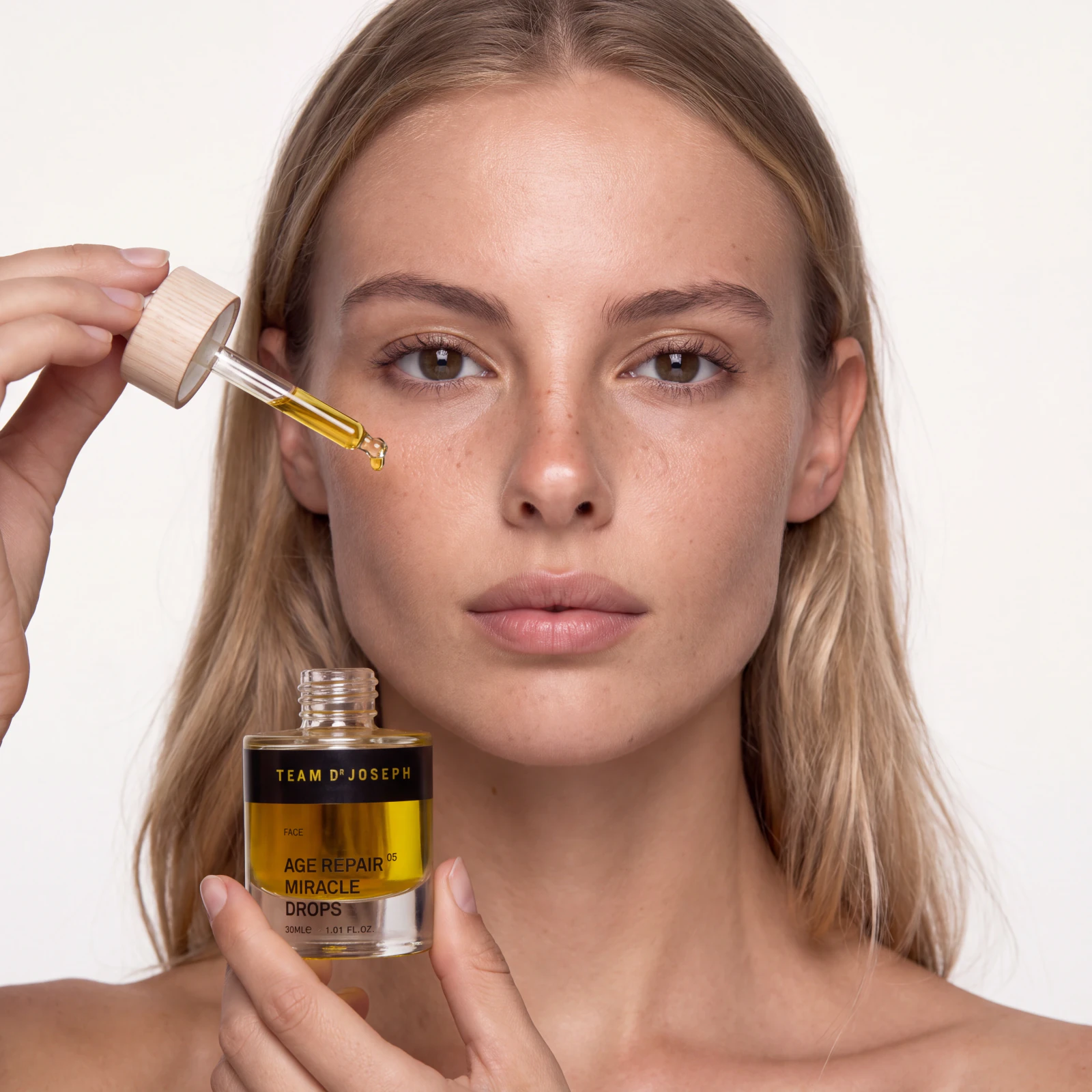 Siero viso con pipetta, ritratto beauty