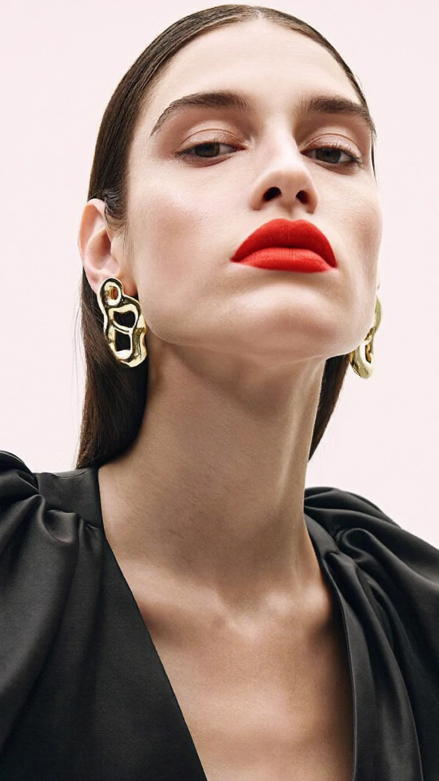 Labbra rosse e orecchini dorati, ritratto beauty