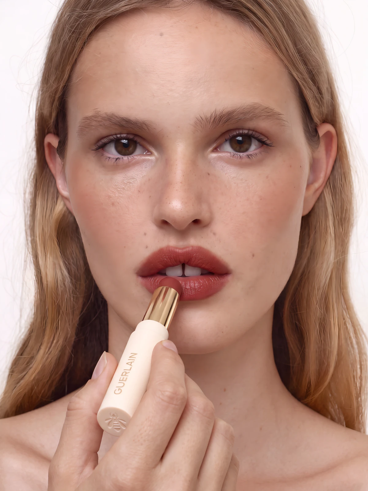 Rossetto sulle labbra, ritratto beauty