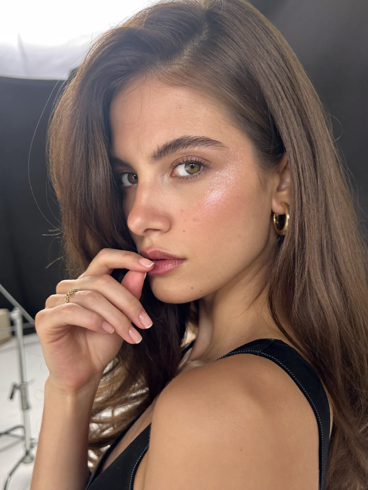 Ritratto beauty, dito sulle labbra